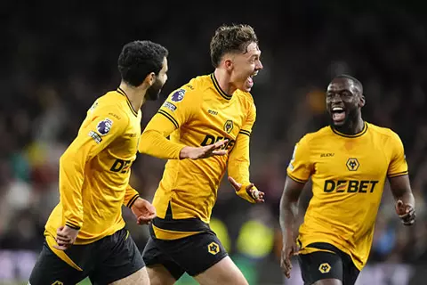 روب إدواردز يقترب من تولي تدريب وولفرهامبتون اليوم الأربعاء